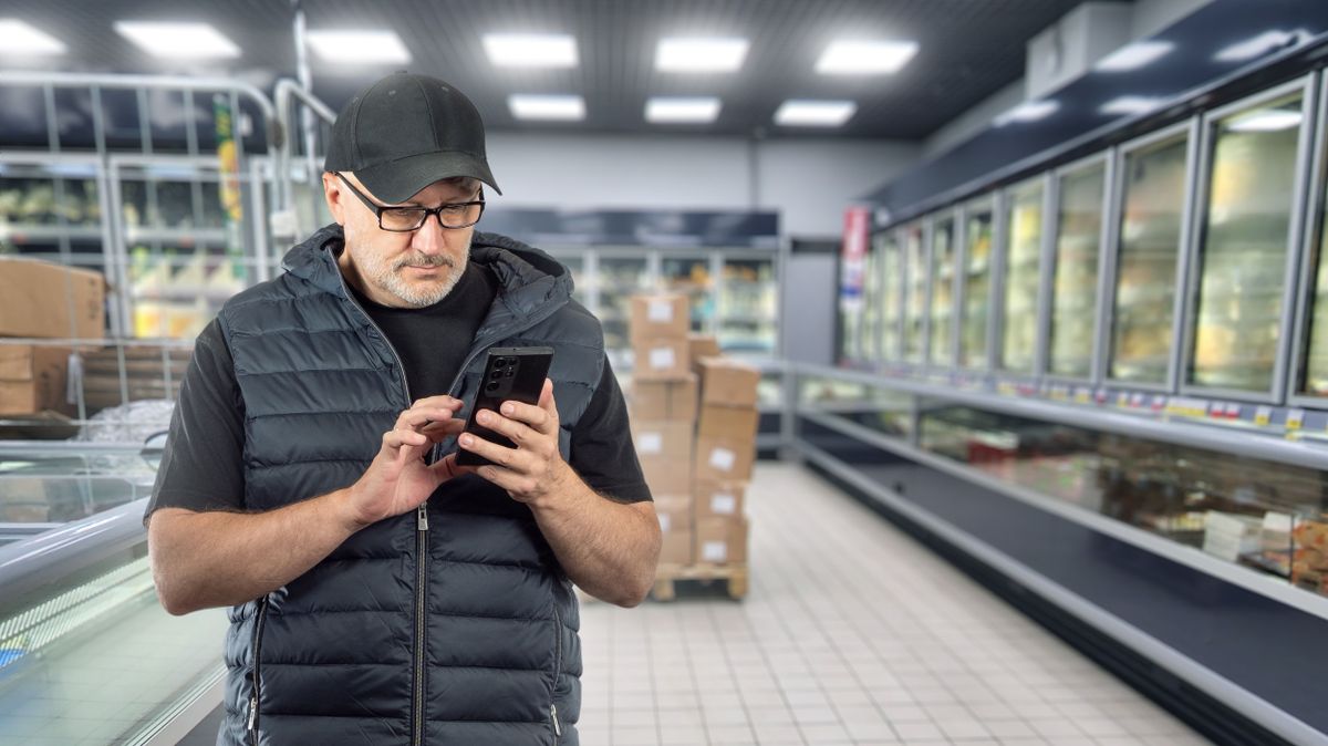Man,Merchandiser,At,Supermarket.,Guy,With,Phone,In,Grocery,Store