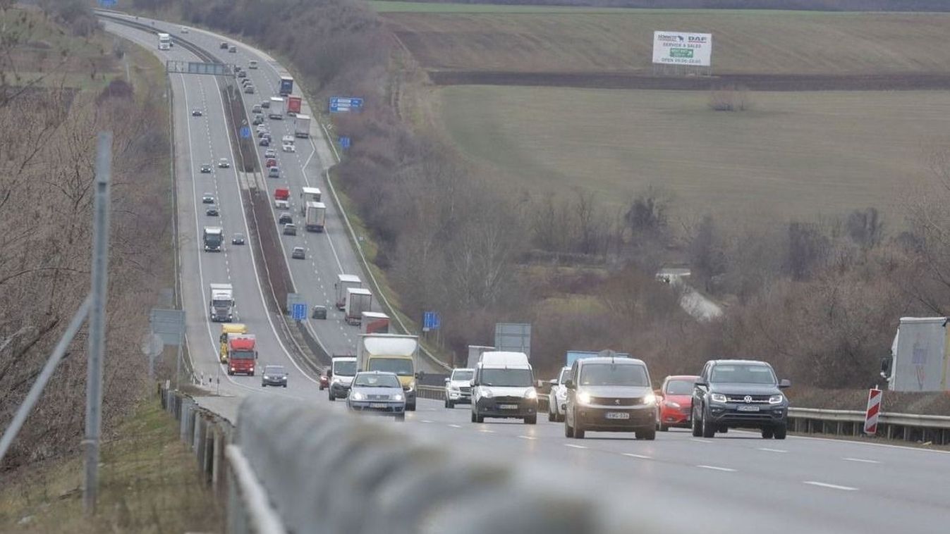 Több mint 15 kilométeres dugó alakult ki az M1-esen
