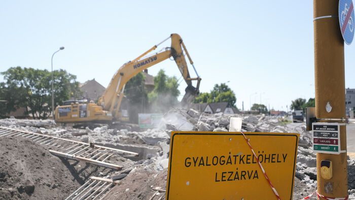 Zárva lesz az út, amíg szétropogtatják felette a hidat