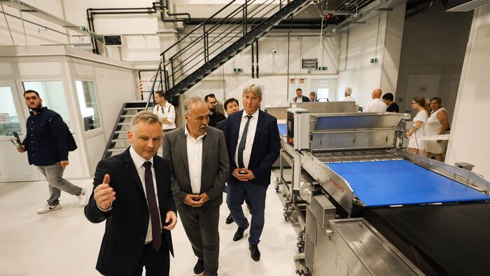 Új édességbirodalom - Átadták az új kekszüzemet Ikrényben