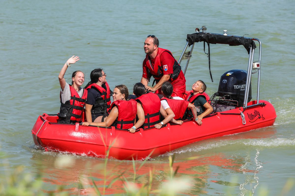 Nyári tábor Győrszemerén: imádják a gyerekek a tűzoltót