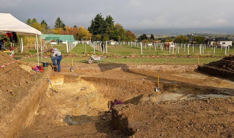 Tömegsír Rohonc Burgenland feltárás emberi maradványok