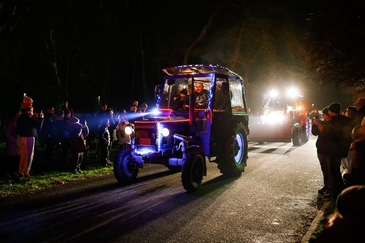 Kicsiket és nagyokat is elvarázsolt a fénytraktoros felvonulás Dunaszegen. 