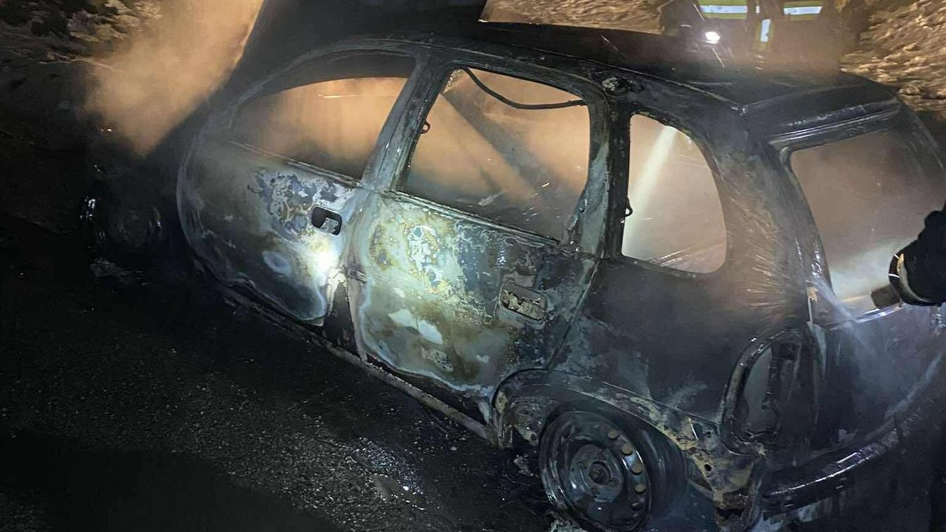 Kigyulladt, majd teljesen elégett egy autó Sokorópátkán - fotók Kép