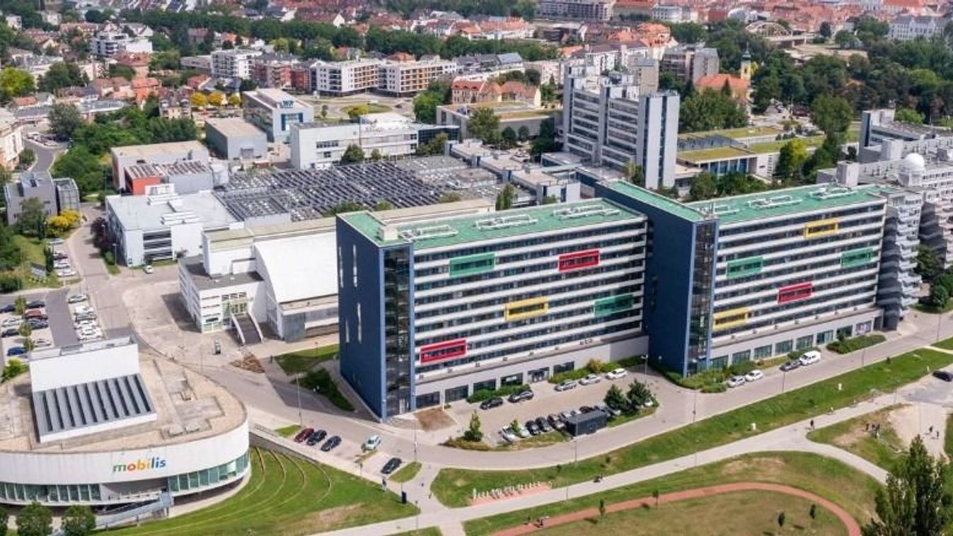 Az éhenhalás szélén állnak a Széchenyi István Egyetem pedagógusai? - Válaszolt az egyetem a vádakra Kép