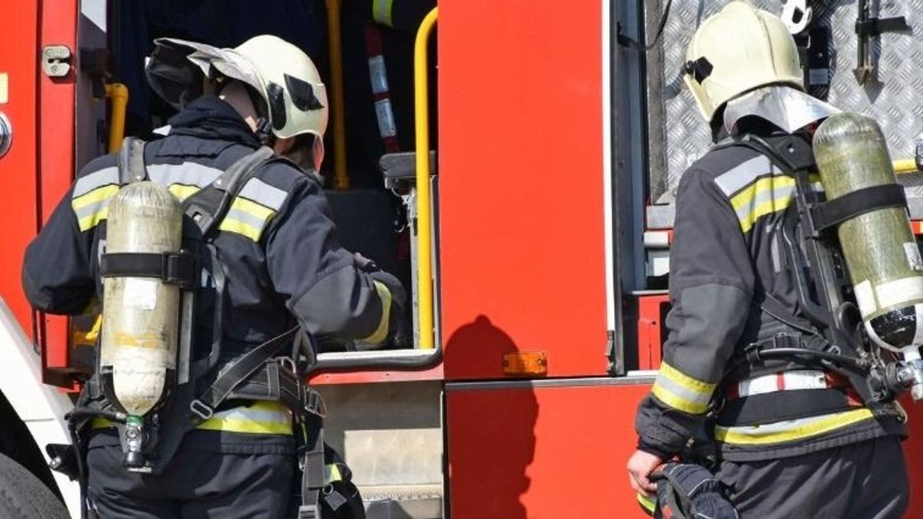 Tűzhelyen felejtett olaj kapott lángra Mosonszolnokon, a helyszínre siettek a lánglovagok Kép
