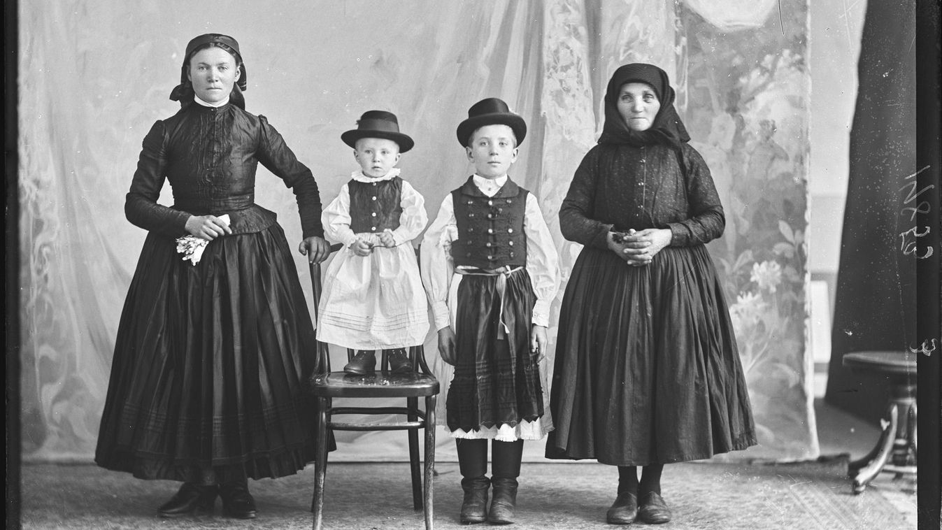 Vágatlanul. Törékeny fényképek valósága – a tárlat apropóján hirdetett...