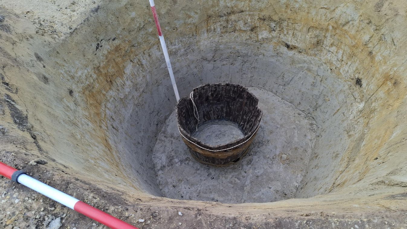 Árpád-kori kutat tártak fel az M1-es autópályán – fotók