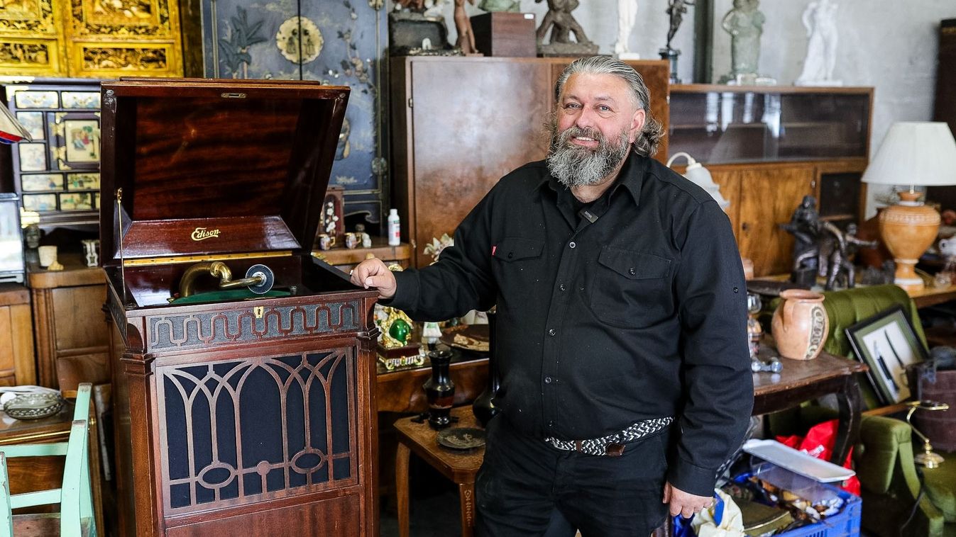 Kameránknak mutatta meg exkluzív kincseit a műtárgy-showman – fotók és videó