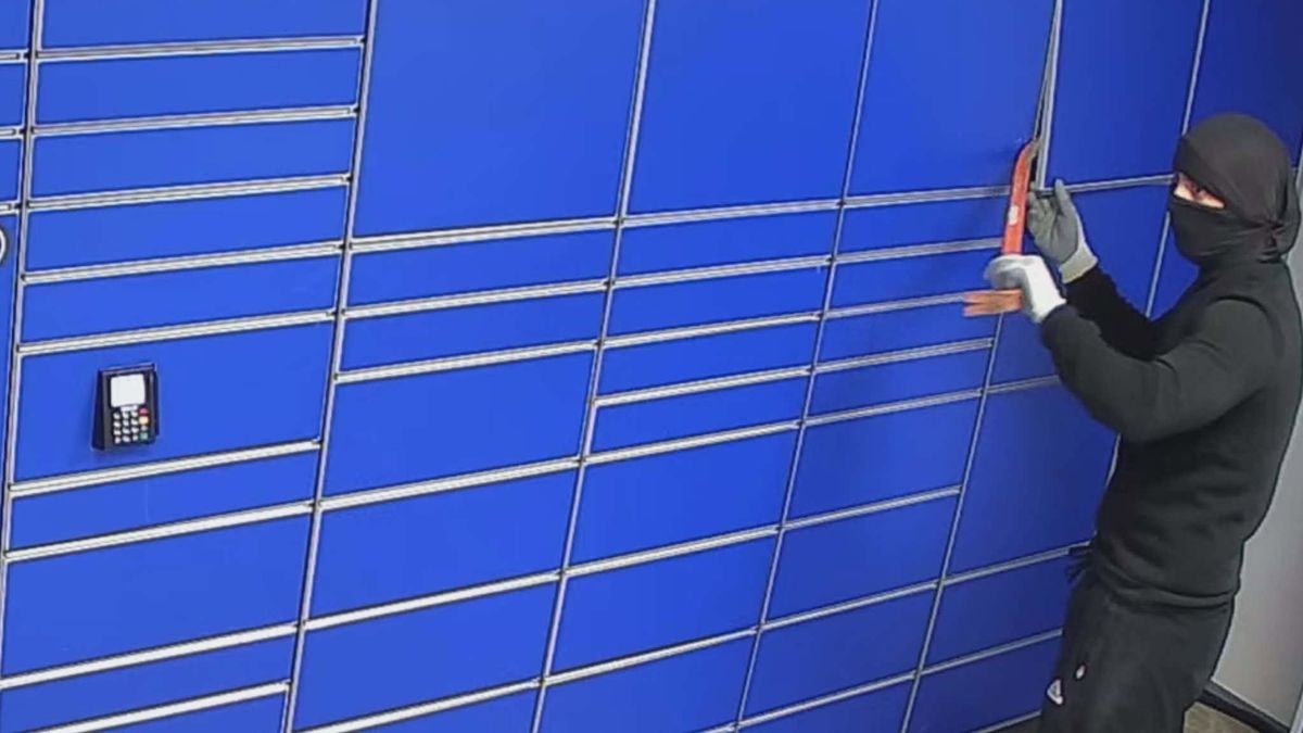 Feszítővassal esett neki a csomagautomatának egy maszkos férfi Győrben - fotó