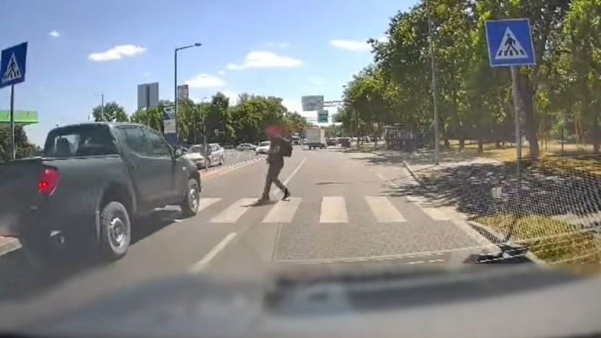 Centiken múlt a tragédia Győrben: kis híján elgázoltak egy gyalogost a zebrán – videó