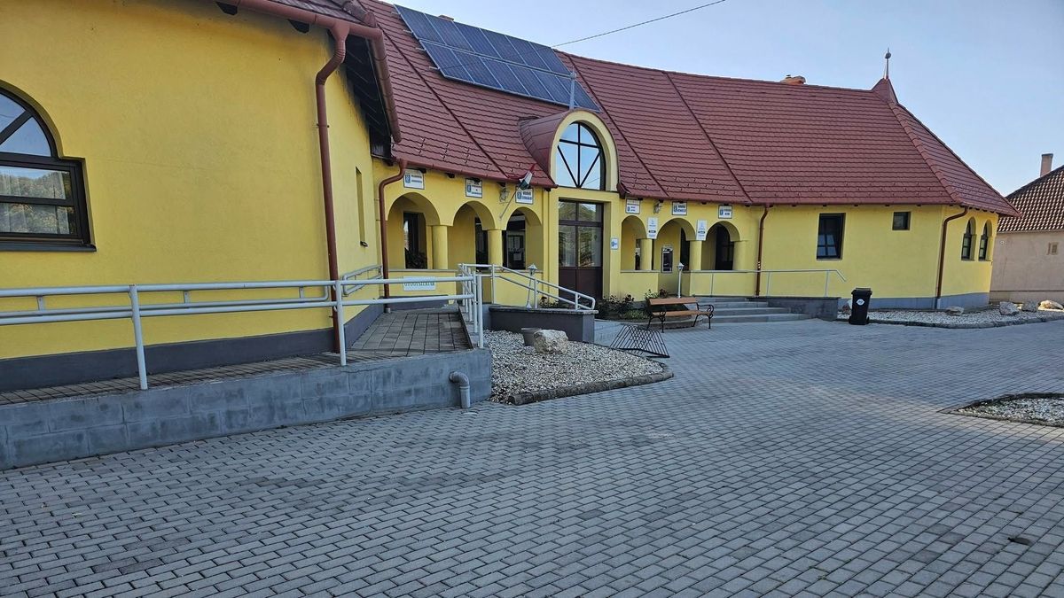 Új parkoló, pad és biciklitáróló épült Sokorópátkán - fotók