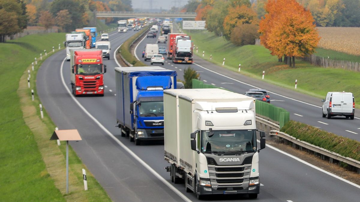 Újabb baleset az M1-esen, már 3 kilométeres a dugó