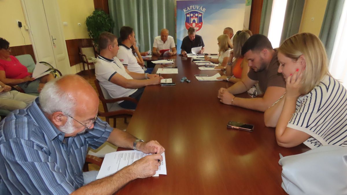 Rendkívüli ülés Kapuváron: megvonták a polgármester és az alpolgármesterek költségtérítését, de mennyit kap egy képviselő?