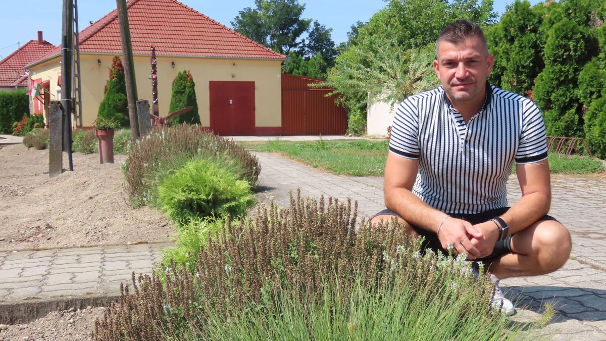 Nagyot esett a rábaközi polgármester, kiment alóla a bicikli, felvette a kamera - videó