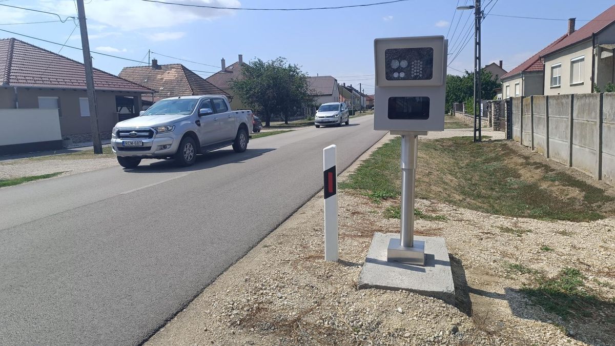Itt vannak az új sebességmérő készülékek, a 85-ös főútra is jutott egy - videó