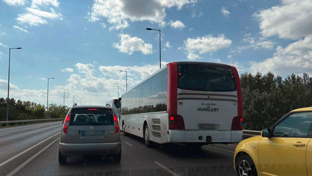 Nagy a torlódás Győrben, baleset történt az 1-es főúton - fotó