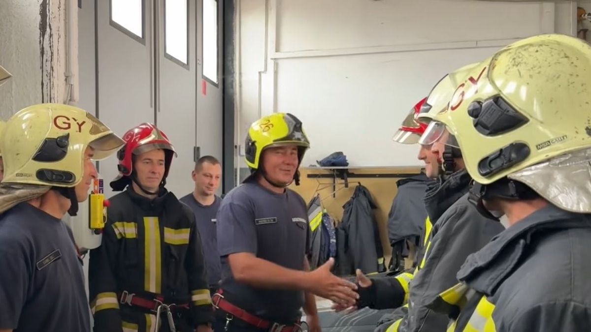 Felzúgott a sziréna, így búcsúztatták a győri tűzoltót 25 év után – videó