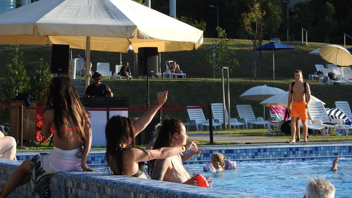 Aquafitness és DJ várt a Strandok Éjszakáján a Lővér uszodában a fürdőzőkre - fotó