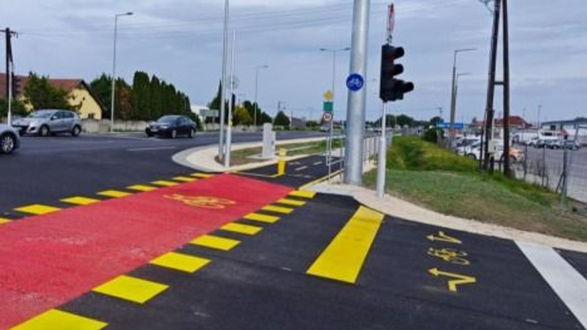 Csúcsidőben állandók a dugók az 1-es főúton Győr közelében - Az új jelzőlámpa ezen nem segíthet, de "okosan" működik - fotók
