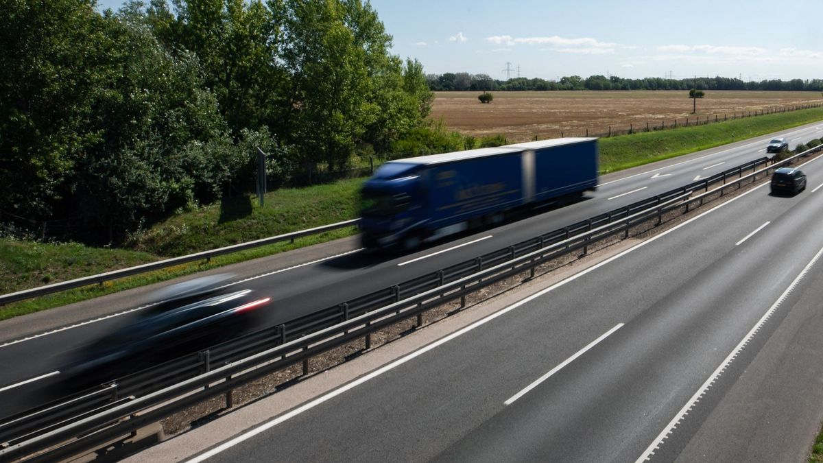 Bontják a terelést csütörtök este az M1-esen, 3 kilométeres a dugó