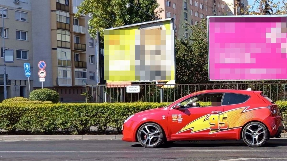 Villám McQueen gurult Győrben: különleges festésű autó állt meg a pirosnál