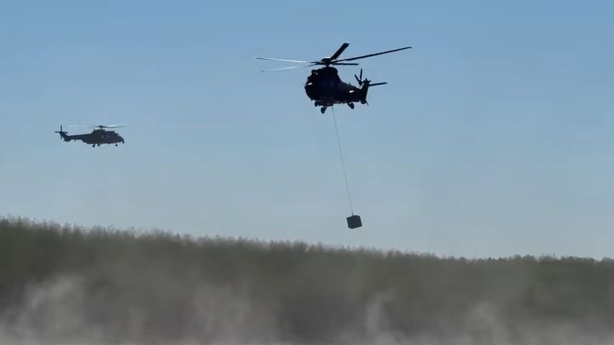 Dunakilitiről vitték Paksra a betonkockákat, katonai helikopterek emelik a Dunába