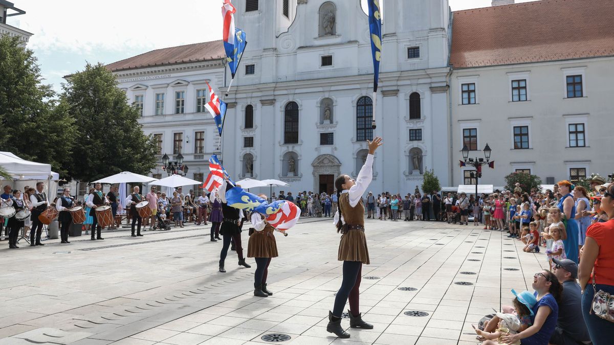 Barokk Eskövő: repülő zászlókkal kápráztatták el a győrieket – Sok fotó és videó