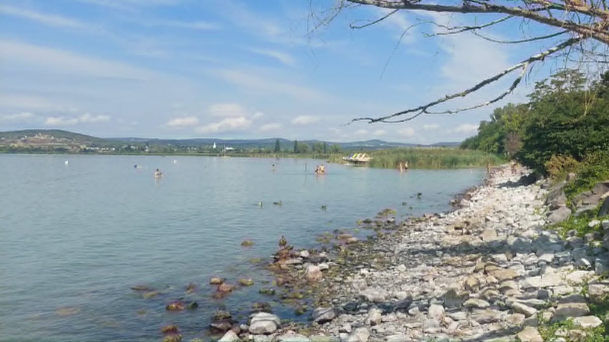 Két fotón mutatjuk, milyen alacsony a vízszint a Balatonon