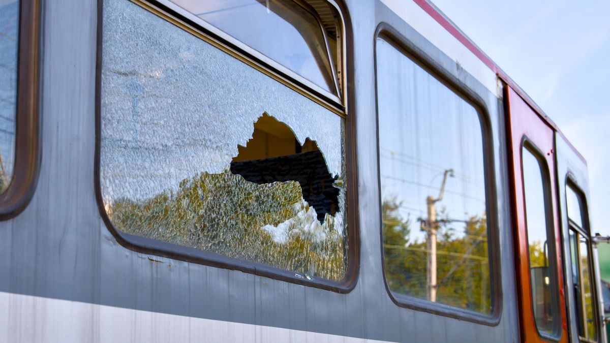 Megdobálták a vonatot, ezért kimaradó, rövidebb szerelvényekre kell számítani a Budapest-Győr vonalon