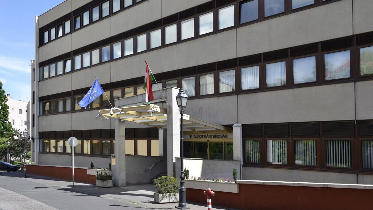 Példátlan közjogi helyzet alakult ki: akár az államfő személye is újra kérdésessé válhat