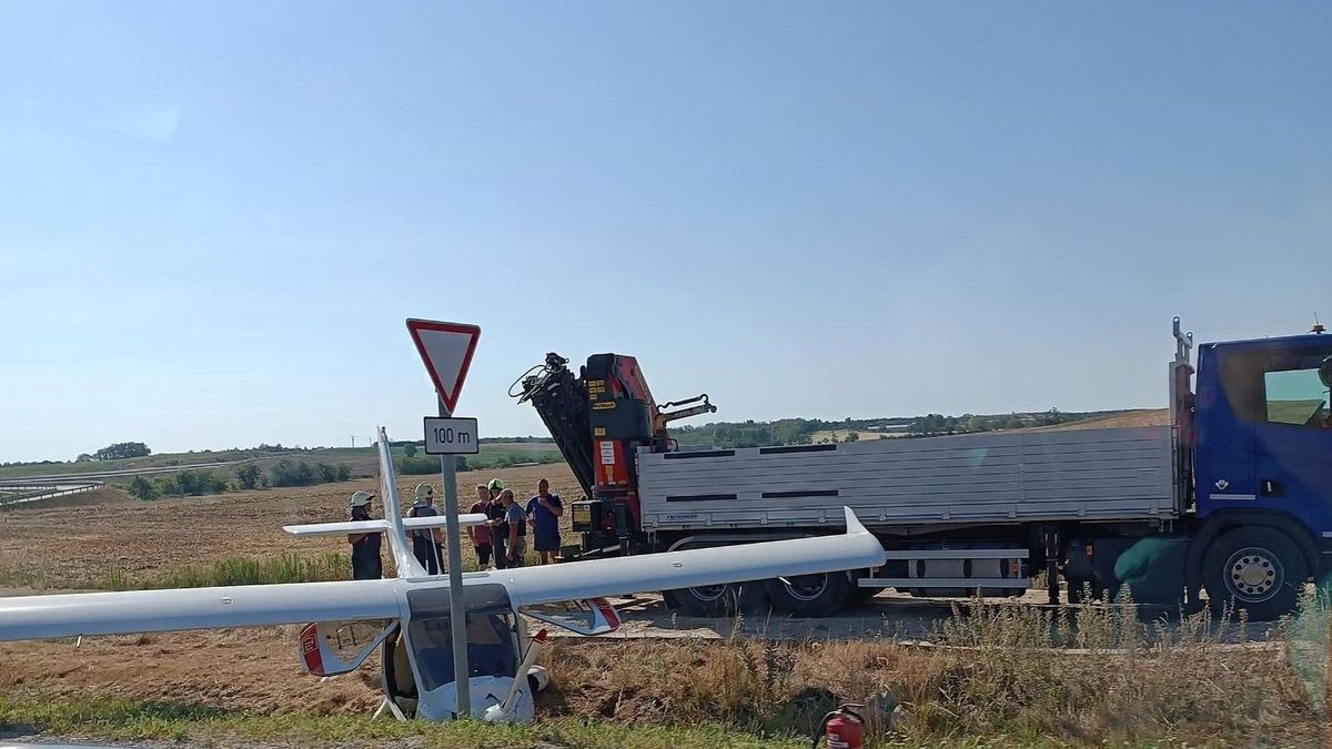Kétszemélyes kisrepülő hajtott végre kényszerleszállást Röjtökmuzsajnál, a szántó melletti árokban állt meg - Fotó a helyszínről