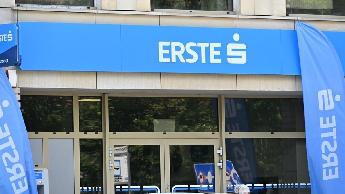 Több órára leállhatnak a banki szolgáltatások - Erre figyelmeztet az egyik nagy hazai bank