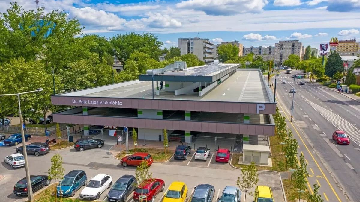 Lezárják a Dr. Petz Lajos Parkolóház egyik bejáratát