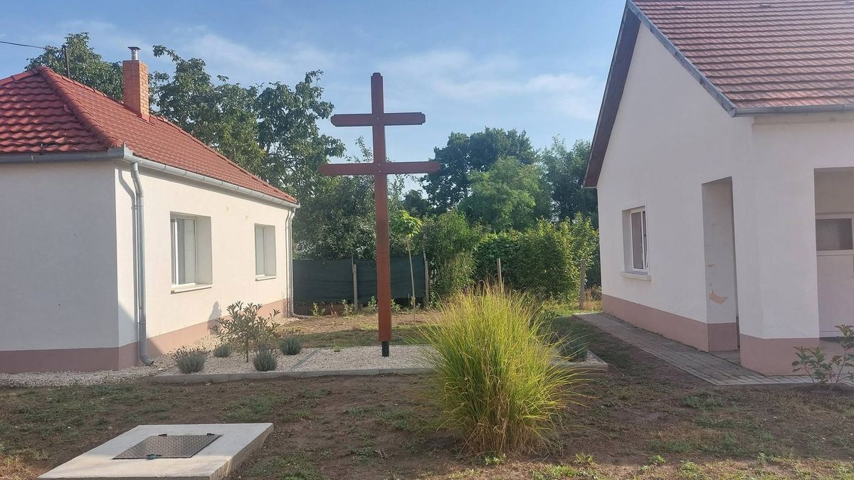 Megszépült Rábcakapi faluközpontja, megújult a millenniumi kereszt