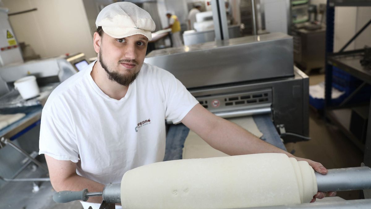 A kenyérhéj roppanásában rejlik a pék szakma varázsa - vallja a 28 éves győri pék