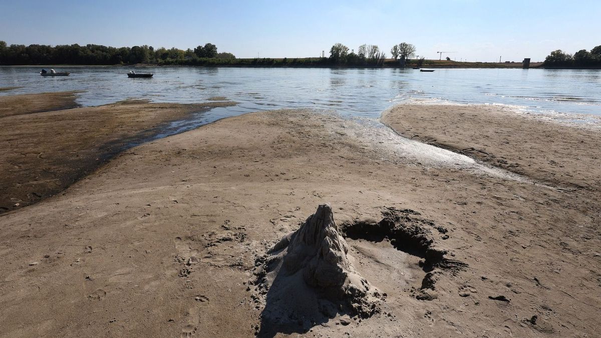 Száz katonát vezényelnek Pakshoz, éjjel-nappal építik a dunai fenékküszöböt