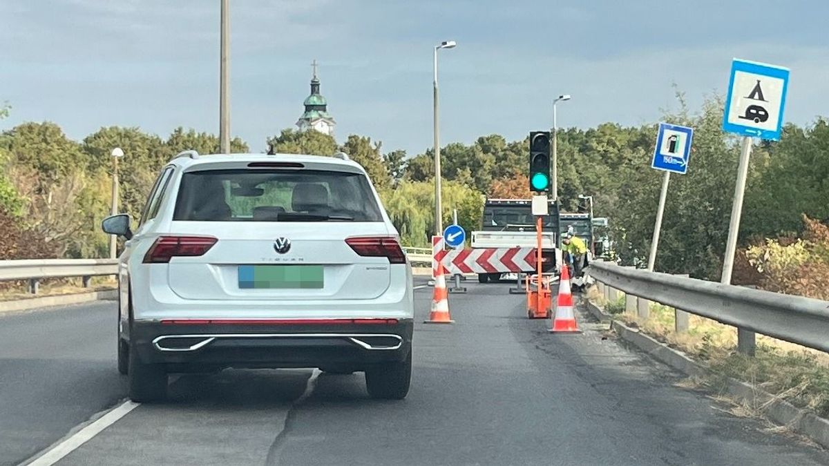 Súlyos baleset után javítják a forgalmas győri felüljárót - fotó