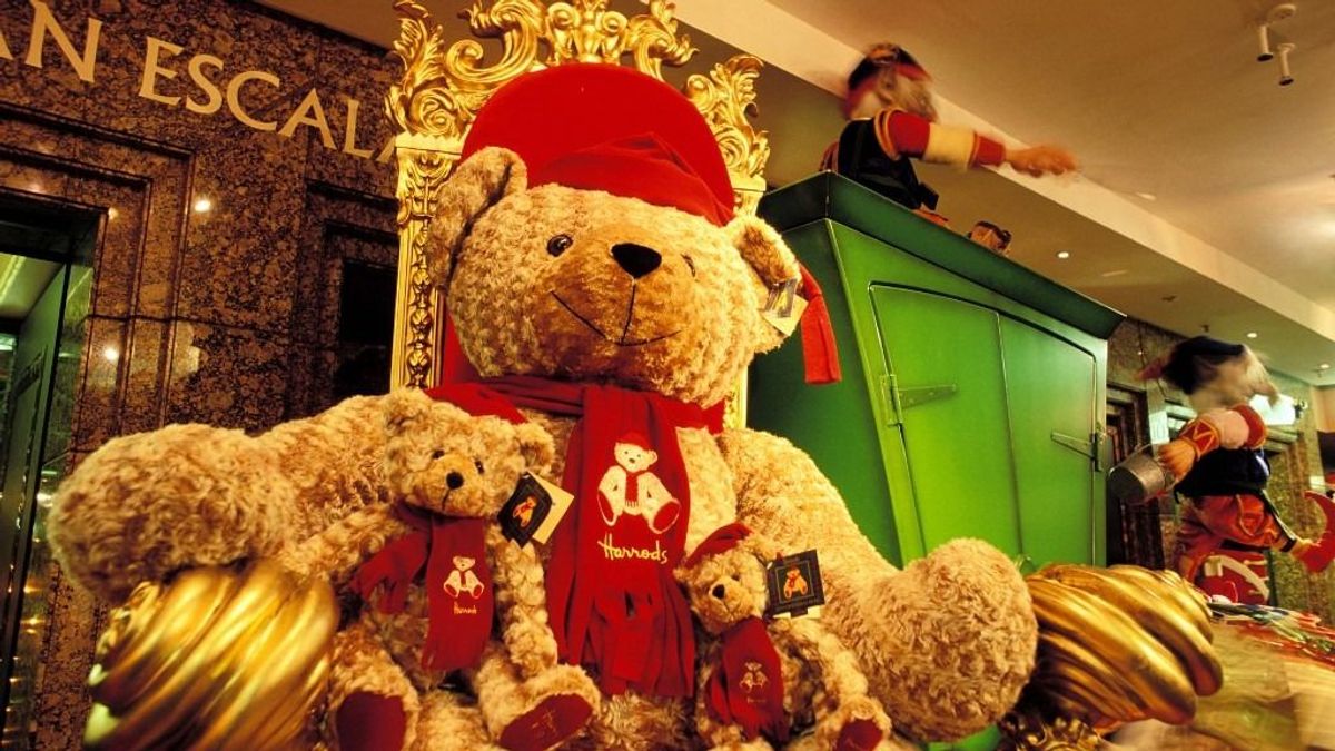 Miközben mi a hőségtől szenvedünk, itt már karácsonyi díszek között vásárolnak