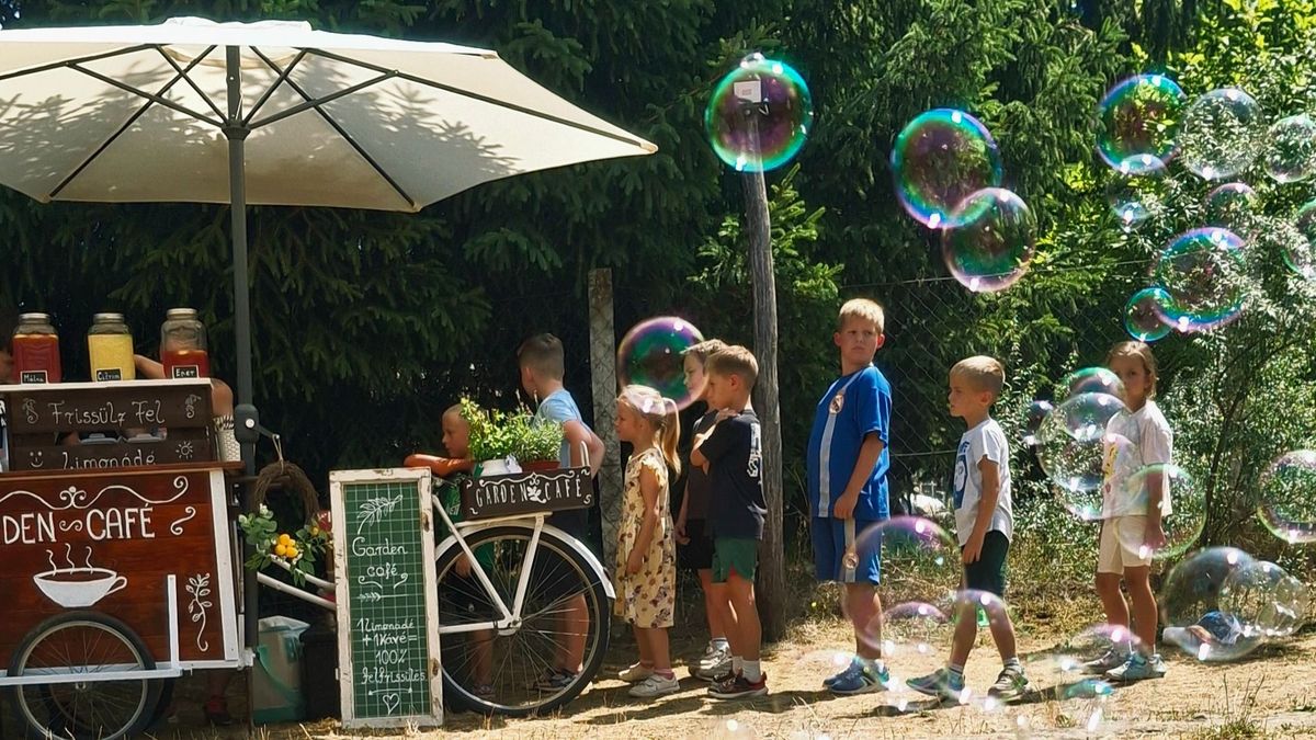 Egy régi Csepelből lett a Garden Café – Limonádéval járja a térséget a gyömörei házaspár