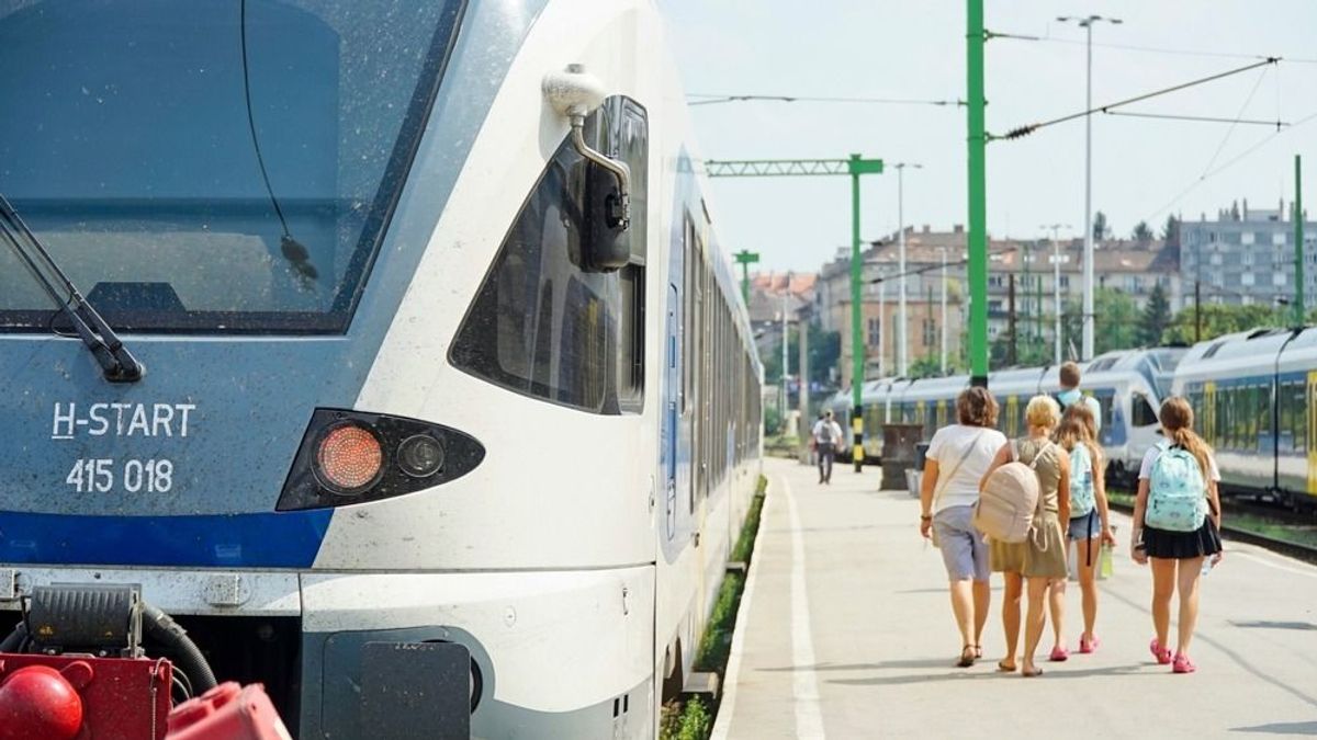 Embert gázolt a vonat, nagy késések lehetnek a Győr–Budapest vasútvonalon