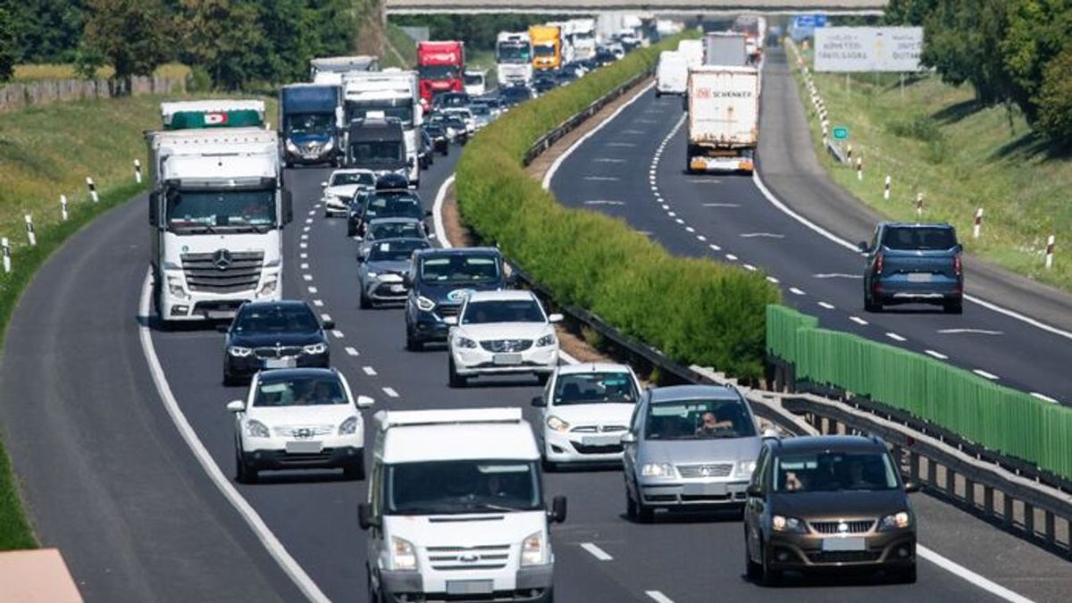 Több jármű ütközött az M1-esen, kilométeres a torlódás Hegyeshalom felé