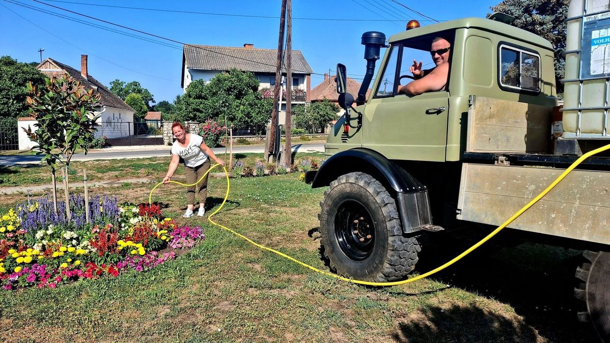 "Locsolókocsit" kaptak a faluszépítők Kisfaludon, összefogással dolgoznak a köztereken