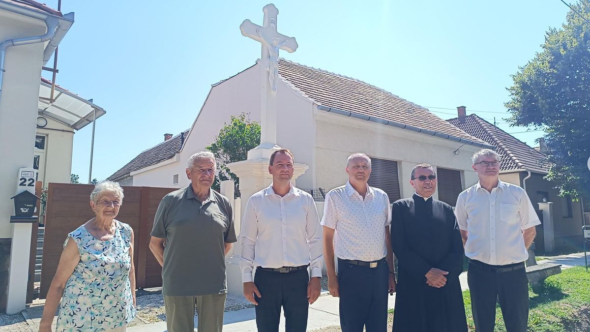 A kapuvári család viseli gondját a Széchenyi utcai kőkeresztnek