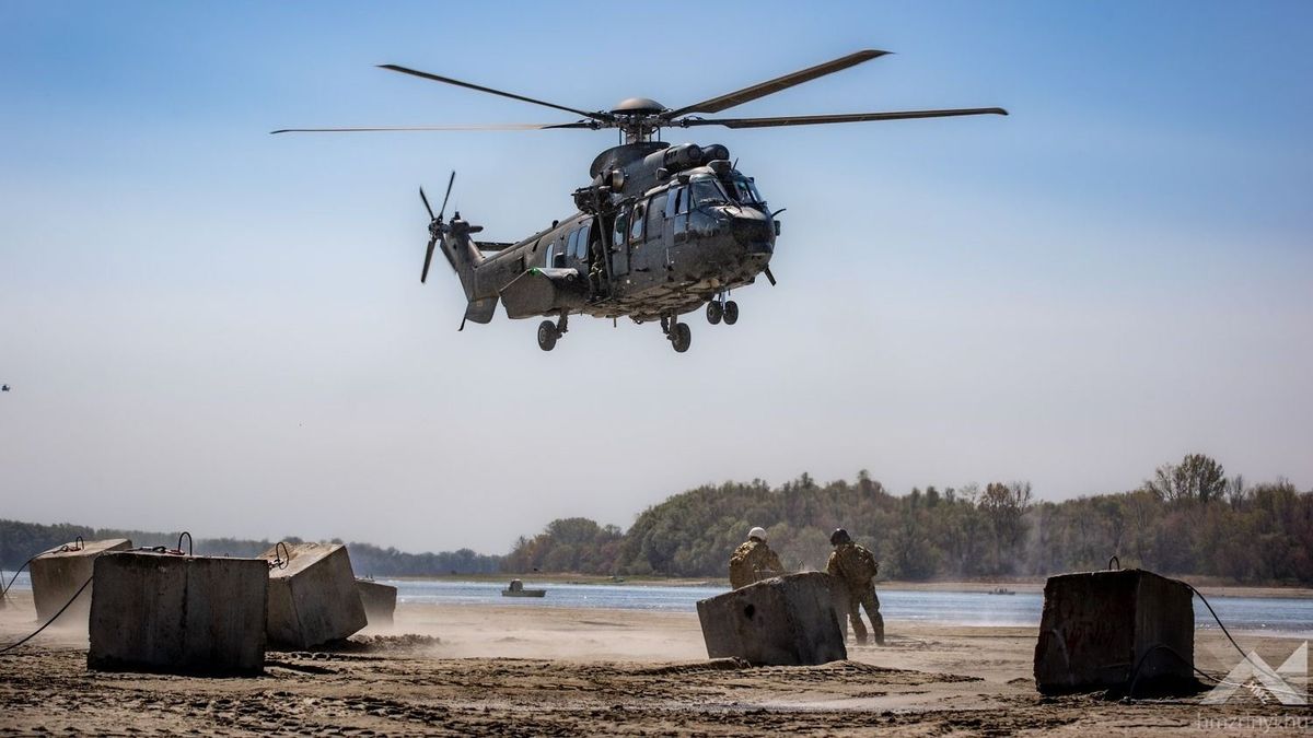 Airbus H225M: betontömböket emelt Paksnál a Dunába – mire képesek a honvédség helikopterei? (videó)