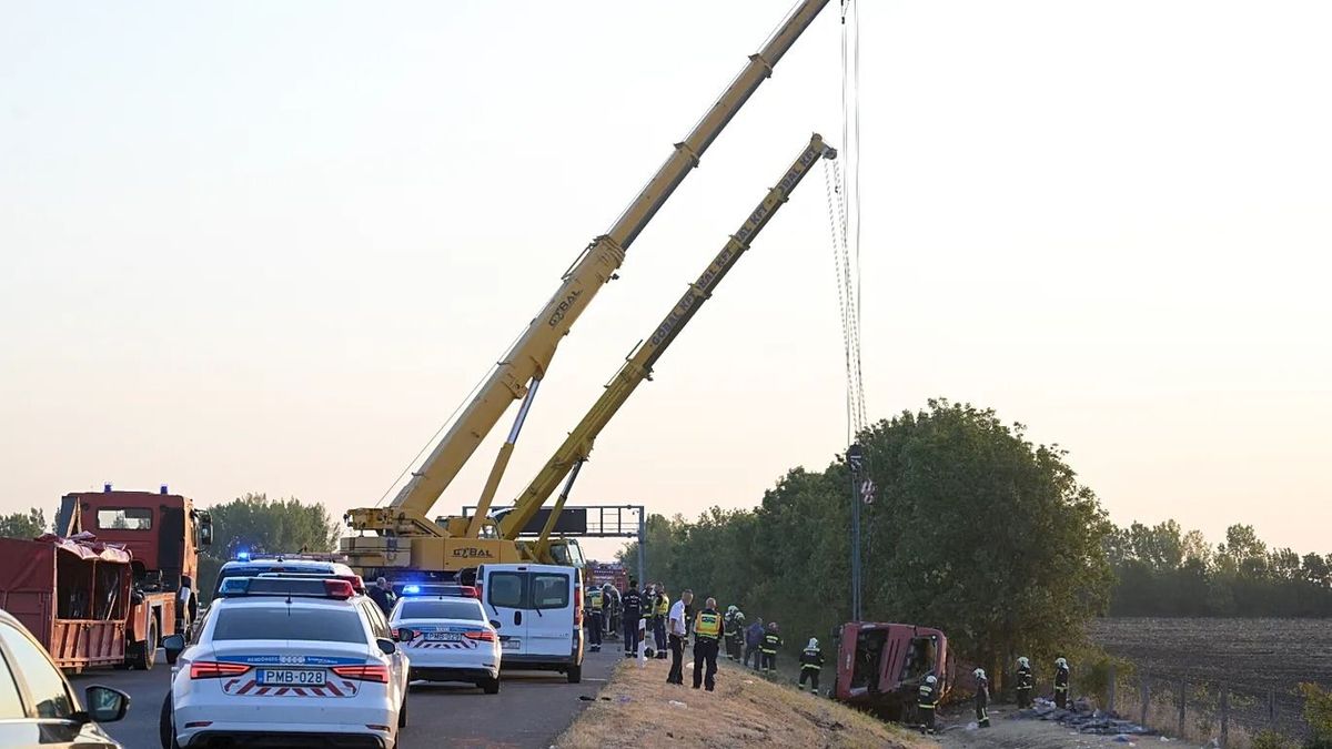 Eljárás indul az M3-ason felborult lengyel busz sofőrje ellen - 12-en életüket vesztették, vélhetően elaludt a sofőr