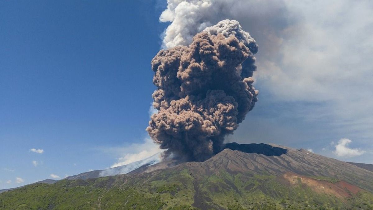 Tombol az Etna: több száz repülőjáratot töröltek, turisták ezrei rekedtek Szicíliában