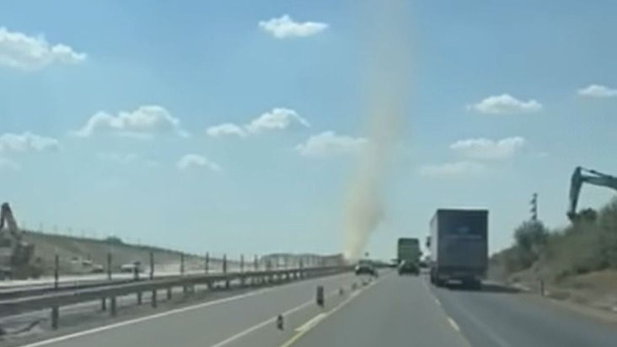 Videón a látványos porördög, az M1-es autópálya mellett bukkant fel
