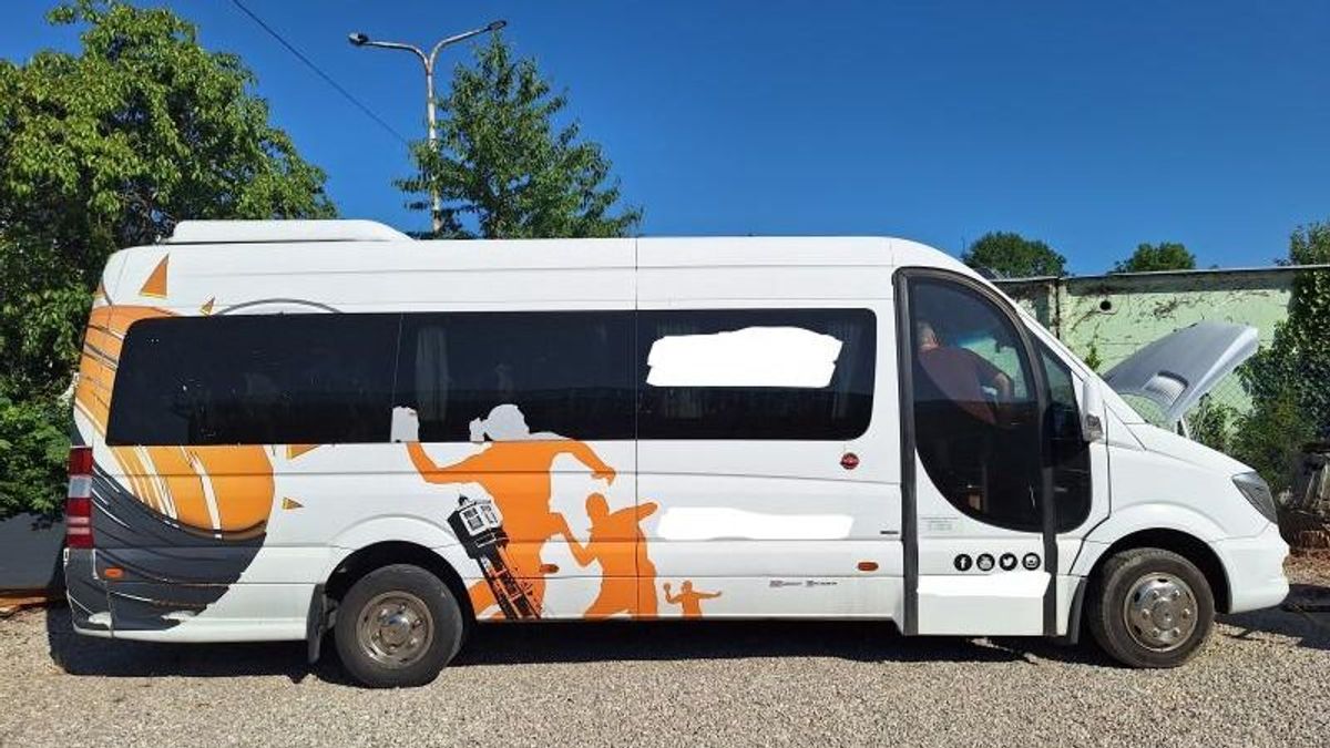 Durva árat kérnek el ezért a használt Sprinter autóbuszért, mutatjuk