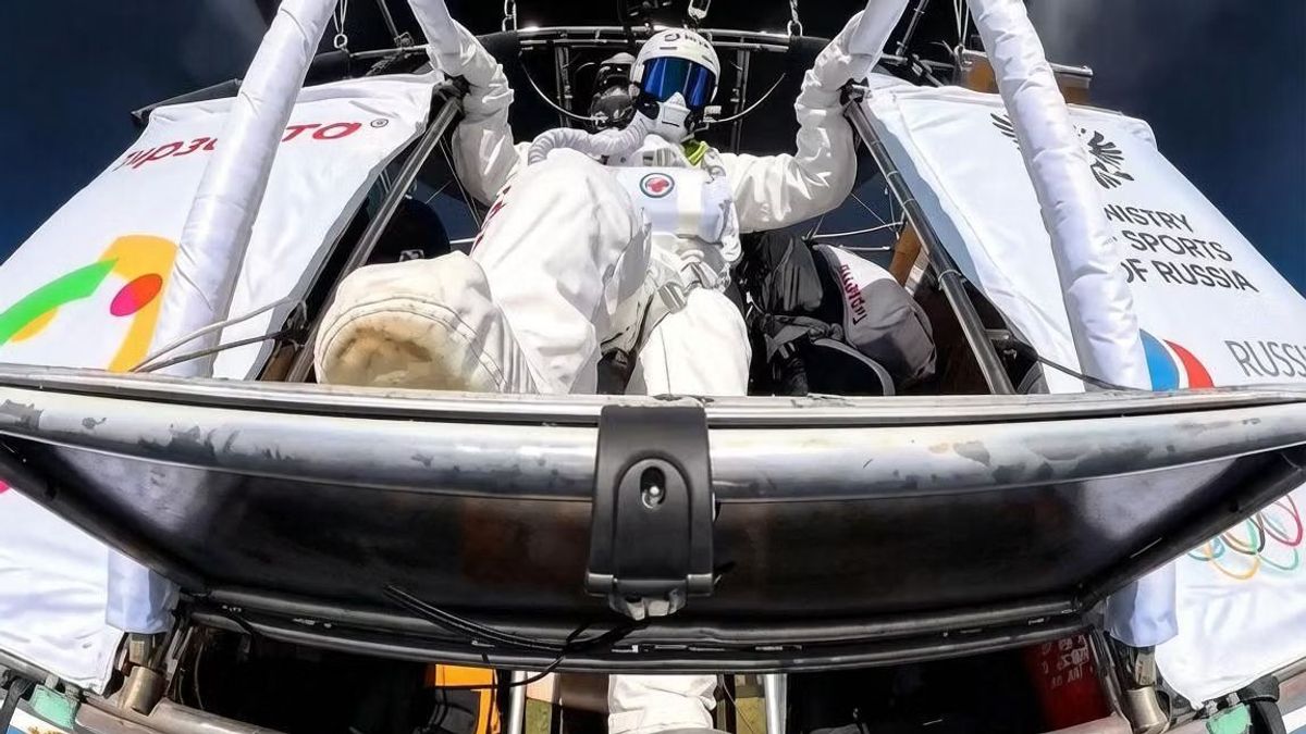 Őrület! - 500 km/órával zuhant a Föld felé: ilyen magasságból még senki nem ugrott